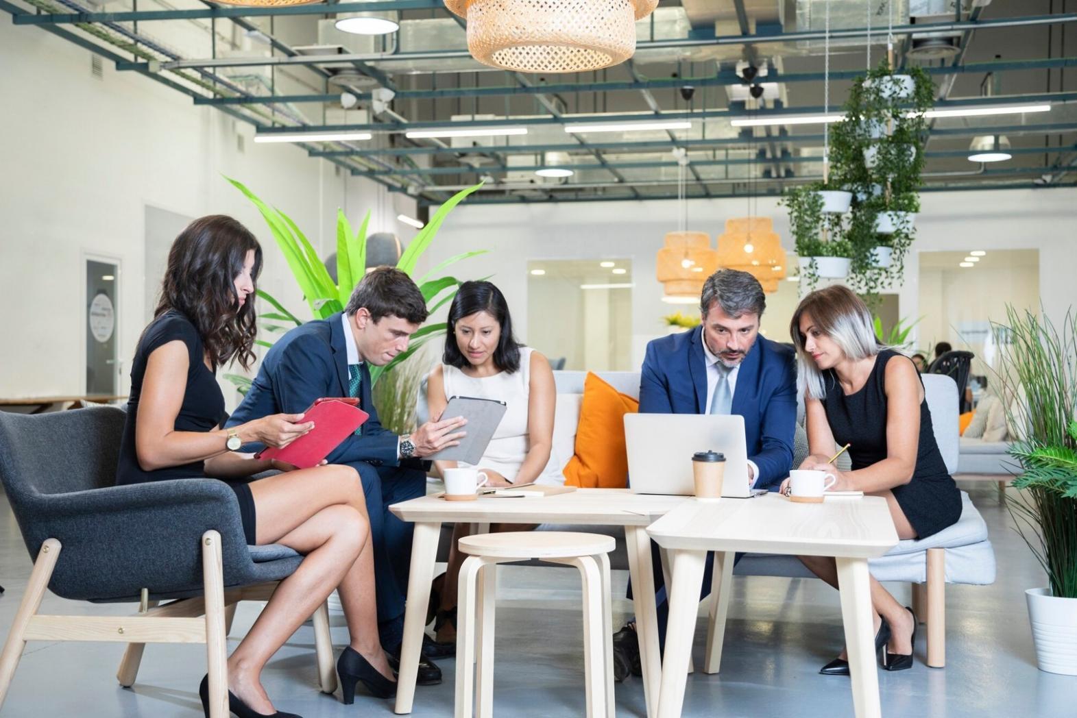 Ambiente profesional de oficina financiera con documentos y tecnología